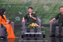 Các đại biểu chia sẻ thông tin tại Chương trình giao lưu nghệ thuật "Hồi sinh từ mảnh cầu vồng".
