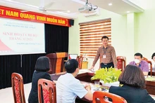 Ảnh minh họa: Một buổi sinh hoạt chi bộ Trường tiểu học Ái Mộ B, Ðảng ủy phường Ngọc Lâm, quận Long Biên. 