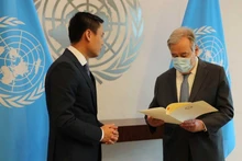 Đại sứ Đặng Hoàng Giang gặp và trao Tổng Thư ký LHQ Antonio Guterres thư của Thủ tướng Chính phủ Phạm Minh Chính. (Ảnh: Báo Thế giới và Việt Nam)