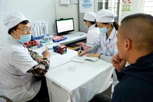 Bệnh nhân nhiễm HIV được khám, điều trị bằng bảo hiểm y tế. (Ảnh: Báo Quân đội nhân dân)