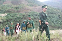Cán bộ, chiến sĩ Bộ đội Biên phòng Lai Châu cùng nhân dân tuần tra bảo vệ biên giới. (Ảnh: Báo Biên phòng)