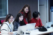 Các học viên tham gia tại lễ tổng kết Chương trình đào tạo Empower Her Tech - Nâng cao kỹ năng số cho phụ nữ trẻ khởi nghiệp.