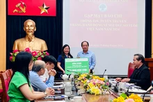Đại diện lãnh đạo Công ty cổ phần Traphaco trao tặng 240 triệu đồng cho Tháng hành động vì người cao tuổi Việt Nam năm 2024.