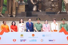 Đại diện lãnh đạo các bộ, ngành, tổ chức quốc tế bấm nút phát động Tháng hành động vì bình đẳng giới năm 2024.