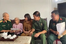 Trung tướng Hoàng Khánh Hưng cùng đoàn công tác thăm hỏi tặng quà mẹ liệt sĩ Nguyễn Thị Vinh (92 tuổi) ở tổ 6 phường Nguyễn Thái Học, thành phố Yên Bái.