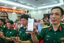 Các đại biểu nhắn tin ủng hộ tại lễ phát động Chương trình nhắn tin “Tri ân liệt sĩ - 2023”.