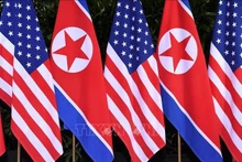 Quốc kỳ Mỹ và Triều Tiên tại Hội nghị thượng đỉnh Mỹ - Triều tại Singapore 6/2018 (Ảnh: AFP/TTXVN)