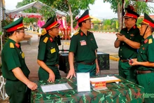 Ban giám khảo chấm thi nội dung sáng kiến cải tiến kỹ thuật (Ảnh: Báo QĐND)