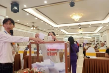 Lãnh đạo Công ty đấu giá Toàn Cầu trong phiên đấu giá hai gói tài sản rừng của UBND huyện Phong Điền, Thừa Thiên Huế.
