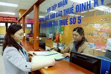 Khách hàng giao dịch tại Cục Thuế thành phố Hà Nội. Ảnh: Mạnh Hùng