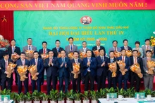 Lãnh đạo Petrovietnam chụp ảnh cùng Ban chấp hành Đảng bộ Tổng công ty Thăm dò khai thác dầu khí nhiệm kỳ 2025-2030.