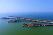 Xuất bán sản phẩm xăng dầu bằng đường biển của BSR tại khu kinh tế Dung Quất.