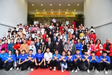 Phó Chủ tịch Thường trực Quốc hội Trần Thanh Mẫn cùng các đại biểu, người khuyết tật, trẻ mồ côi và người bảo trợ tiêu biểu tại hội nghị.
