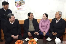 Thủ tướng Phạm Minh Chính thăm gia đình ông Trần Văn Thế, bệnh binh 2/3, ở thị trấn Lam Sơn, huyện Thọ Xuân và bày tỏ lòng tri ân sâu sắc của Đảng và Nhà nước trước sự hy sinh, đóng góp to lớn của gia đình trong công cuộc đấu tranh giải phóng dân tộc.