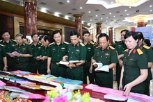 Lãnh đạo Bộ Quốc phòng, Tổng cục Chính trị Quân đội nhân dân Việt Nam tham quan một số mô hình học và làm theo Bác của các đơn vị cơ sở.