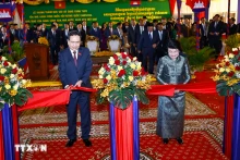 Chủ tịch Quốc hội Trần Thanh Mẫn và Chủ tịch Quốc hội Campuchia Khuon Sudary cắt băng khánh thành Tòa nhà hành chính Quốc hội Vương quốc Campuchia. (Ảnh: Doãn Tấn/TTXVN)