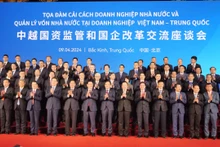 Chủ tịch Quốc hội Vương Đình Huệ chụp ảnh kỷ niệm với đại biểu Việt Nam và Trung Quốc dự Tọa đàm.