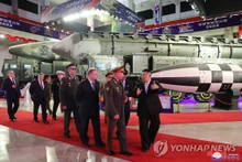 Nhà lãnh đạo Triều Tiên Kim Jong-un cùng phái đoàn quân sự Nga tham quan triển lãm quốc phòng tại Bình Nhưỡng hồi tháng 7 năm ngoái. Ảnh tư liệu: KCNA/Yonhap