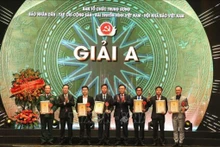 Chủ tịch Quốc hội Vương Đình Huệ; Thường trực Ban Bí thư Võ Văn Thưởng trao giải A cho các tác giả đoạt giải. (Ảnh tư liệu: Tuấn Anh/TTXVN)