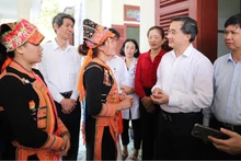 Cô đỡ thôn bản trên địa bàn xã Mù Sang (huyện Phong Thổ, tỉnh Lai Châu) trao đổi, chia sẻ công việc với lãnh đạo Bộ Y tế.