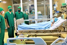 Lãnh đạo Sở Y tế Hà Nội thăm hai bệnh nhân được ghép tạng từ người cho chết não tại Bệnh viện đa khoa Xanh-Pôn.