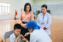 Cán bộ y tế tiêm vaccine sởi cho trẻ trên địa bàn huyện Thanh Oai (Hà Nội). Ảnh: Duy Tuân.