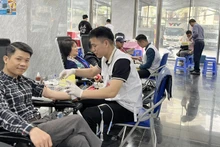 Cán bộ, viên chức, phóng viên, người lao động tại Đài Truyền hình Việt Nam tham gia hiến máu tại Lễ kỷ niệm.