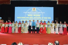 Các công nhân, điều dưỡng, kỹ thuật viên, nữ hộ sinh được tuyên dương tại hội nghị.