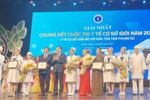 Thứ trưởng Lê Đức Luận trao giải Nhất cho đội thi đến từ tỉnh Bình Phước.