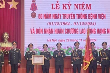 Thượng tướng Vũ Hải Sản, Thứ trưởng Quốc phòng thay mặt Đảng, Nhà nước trao tặng Huân chương Lao động hạng Nhì cho bệnh viện.