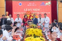 Phó Chủ tịch Quốc hội Nguyễn Thị Thanh tặng hoa và quà lưu niệm cho Ban Giám đốc Bệnh viện K tại buổi thăm và chúc mừng nhân Kỷ niệm 70 năm Ngày Thầy thuốc Việt Nam (27/2).