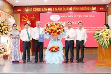 Lãnh đạo Huyện ủy, Ủy ban nhân dân huyện Ứng Hòa trao Quyết định cho lãnh đạo Trung tâm Y tế Ứng Hòa.