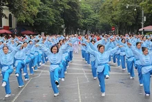 Hơn 2.000 người cao tuổi thành phố Hà Nội đồng diễn thể dục dưỡng sinh, ngày 25/9/2022. Ảnh: MẠNH TRƯỜNG