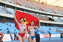 Nguyễn Thị Huyền ăn mừng vô địch nội dung chạy 400m rào nữ SEA Games 32. (Ảnh: Dương Thuật)