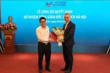 Ông Nguyễn Thành Long, Chủ tịch Hội đồng thành viên Sở Giao dịch chứng khoán Việt Nam trao Quyết định bổ nhiệm Tổng Giám đốc Sở Giao dịch chứng khoán Hà Nội cho ông Nguyễn Anh Phong (phải).
