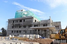 Dù sắp hết thời gian thực hiện nhưng đến thời điểm này dự án Trung tâm y tế quân-dân y kết hợp huyện Lý Sơn mới chỉ thực hiện đạt 52,1% giá trị hợp đồng.