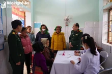 Các y, bác sĩ Bệnh viện Quân y 4 cấp phát thuốc miễn phí cho nhân dân xã Tri Lễ, huyện Quế Phong, tỉnh Nghệ An. Ảnh: baonghean.vn