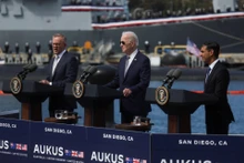 Từ trái sang, Thủ tướng Australia Anthony Albanese, Tổng thống Mỹ Joe Biden, Thủ tướng Anh Rishi Sunak công bố thỏa thuận mua tàu ngầm vào ngày 13/3. Ảnh: Reuters.