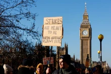 Các y tá đình công bên ngoài Bệnh viện St Thomas, ở London, Anh, ngày 6/2/2023. Ảnh: REUTERS