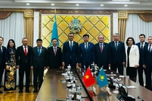 Phó Chủ tịch Quốc hội Nguyễn Khắc Định và Phó Chủ tịch Thượng viện Kazakhstan Zhakip Asanov cùng các đại biểu 2 nước tham dự hội đàm. (Ảnh: TTXVN phát)