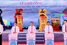 Lãnh đạo thành phố Hải Phòng và Công ty trách nhiệm hữu hạn Pegatron Việt Nam nhấn nút khởi công dự án xây dựng nhà ở cho công nhân.