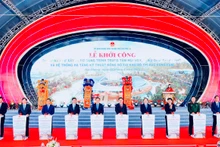Chủ tịch Quốc hội Vương Đình Huệ cùng lãnh đạo Chính phủ, các bộ, ngành và thành phố Hải Phòng nhấn nút khởi công công trình Trung tâm Hội nghị-biểu diễn thành phố Hải Phòng.