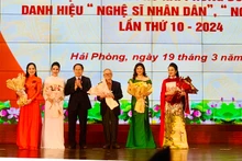 Ủy viên Trung ương Đảng, Bí thư Thành ủy Hải Phòng Lê Tiến Châu tặng hoa, chúc mừng các nghệ sĩ vừa được phong tặng danh hiệu cao quý.