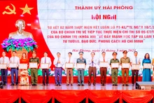 Biểu dương, trao Bằng khen của Chủ tịch Ủy ban nhân dân thành phố Hải Phòng tặng các điển hình tiên tiến.