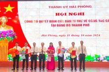 Lãnh đạo Thành ủy Hải Phòng trao Quyết định của Ban Bí thư Trung ương Đảng và chúc mừng các đồng chí Ủy viên Thành ủy Hải Phòng mới được chỉ định.
