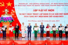 Trao Huy hiệu Đảng tặng các đảng viên.