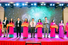 Các đại biểu cắt băng khai mạc Techfest kết nối Vùng duyên hải Bắc Bộ.