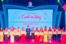 Lãnh đạo Trung ương Đoàn và Hội đồng Đội Trung ương trao giải thưởng "Cánh én hồng" tặng các giáo viên làm Tổng phụ trách Đội tiêu biểu.