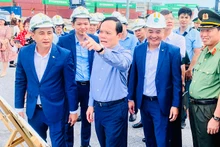 Phó Thủ tướng Trần Lưu Quang cùng đoàn công tác thị sát tại khu vực cảng biển Hải Phòng.