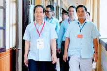 Bộ trưởng Giáo dục và Đào tạo Nguyễn Kim Sơn cùng Chủ tịch Ủy ban nhân dân thành phố Hải Phòng Nguyễn Văn Tùng kiểm tra thi tại điểm thi Trường THPT Thái Phiên.